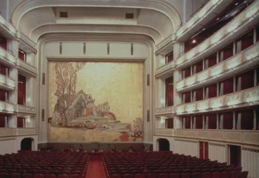 Auditoriet i Wiener Statsoperaen med en scene fra Orfeus, ødelagt i 1945, genopbygget og genåbnet i 1955