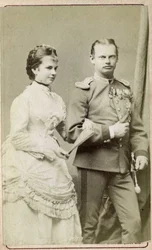 Portræt af Gisela Louise Marie, ærkehertuginde af Østrig og prinsesse af Bayern (1856-1932), med prins Leopold af Bayern (1846-1930). Fotosamling «Til fortidens soldater».