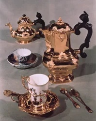 Tekande, sukkerskål, chokoladekande og krus, fra en Meissen morgenmadsservice lavet af Domanek, Wien, 1750 (porcelæn og guld)