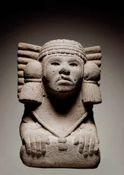 Aztekisk civilisation: Stenstatue, der repræsenterer guddommen i det aztekiske vand Chalchiuhtlicue (eller Chalchiuhtlic), den er repræsenteret som en kvinde med knæ iført den traditionelle skifer. Omkring 500. Fra Mexico. Sten skulptur. Madrid. Museum of 
