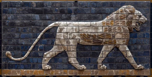 Processionsvejen i Babylon, opført under Nebukadnesar 2.s regeringstid (605-562 f.Kr.): detalje af Ishtarporten med en mosaikløve af mursten. Babylon - Det Arkæologiske Museum i Istanbul