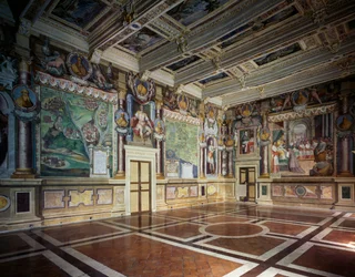 Royal- eller Hercules-sal med fresker af Baldassare Croce, der skildrer mytologiske og historiske scener i byen Viterbo, kasseloft af træ med byens ejendele, Rådhus (tidligere Palazzo dei Priori), Viterbo, Lazio, Italien