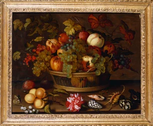 Druer, æbler, en fersken og blommer i en kurv med liljekonval