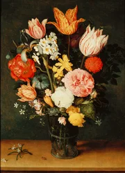 Tulipaner, roser og andre blomster i en glasvase