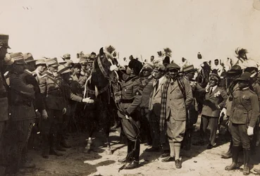 Benito Mussolini med sin fascist og Italo Balbo i Libyen i Tripoli (s/h foto)