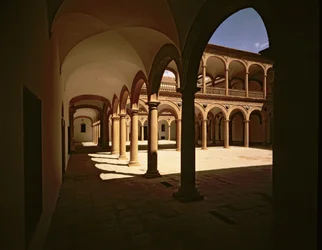 Udsigt til galleriet i hospitalets indre gårde, designet af Bartolome Bustamante (ca. 1499-1570) (foto)