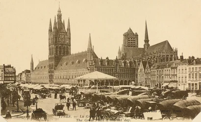 The Grand Place på markedsdagen, Ypres, Belgien