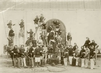 Et gruppebillede af brandmænd i Zichron Yaacov, ca. 1898-1900