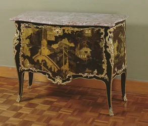 Louis XV Commode (forgyldt træ, bronze og marmor)