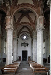 Indvendig udsigt over kirken Pienza