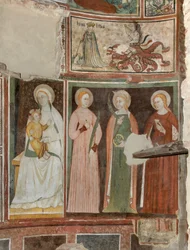 Nordlige tværskib, Ærkeenglen St. Michaels alter, bag altertavlen fresker af Boniface Bembo, Jomfru og barn Sankt Aquilina og Sankt Katarina af Alexandria, Ovenfor symbol på Umilitas