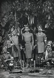 Angami Nagas i fuld kjole, 1902