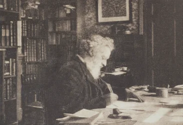 Bogsamleren William Morris i sit bibliotek i Kelmscott House, Hammersmith