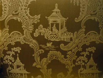 Kinesiske motiver, detaljer fra polstring på lænestol i George II stil, udskåret træ, polstrede arme og polstret ryg og sæde, ca 1750, Storbritannien