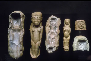 Figuriner af frugtbarhedsgudinder og formene, som de blev støbt i, ca. 8.-7. århundrede f.Kr.