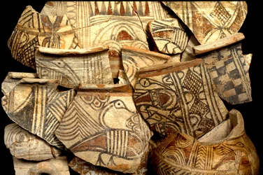 Filisterkeramik dekoreret med typiske farvemotiver af fisk og fugle fra Tel Kasil, Israel, ca. 1099-900 f.Kr.