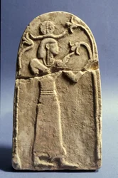 Stel, der forestiller en guddom, der tilbeder Livets Træ, kanaanæisk periode (1500-1200 f.Kr.) (kalksten)