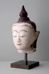 Buddhas hoved, man-stil (alabaster)