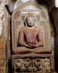 Siddende Buddha i meditation (polykrom sten)