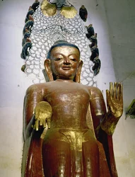 Statue af en stående Buddha