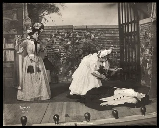 En scene fra en amatørproduktion af et teaterstykke med titlen Angelina, The Orphaned Heiress præsenteret på Barnard College, New York (sølv gelatinetryk)