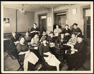 En sycirkel for kvinder på 115 East 101st Street, East Harlem, New York, 1920 (sølv gelatinetryk)
