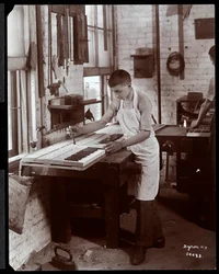 En ung mand på arbejde i Harrington Piano Co.s fabrik, 1907