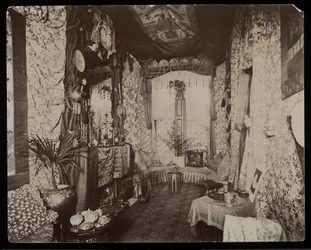 En udsmykket stue i Blakely Hall-boligen på 11 West 45th Street, New York, 1896-98 (sølv gelatinetryk)