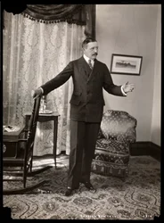 Charles Hawtrey i sin lejlighed i Holland House på Fifth Avenue, New York, 1901-2 (sølv gelatinetryk)