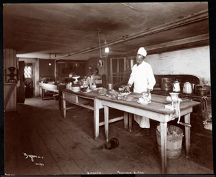 Kok i køkkenet på Janer