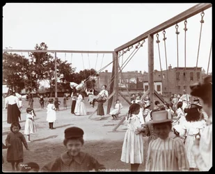 Børn gynger på Hudson Bank Gymnasium and Playground, 53rd Street og 11th Avenue, New York, 1898 (sølv gelatinetryk)