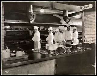 Kokker ved slagtekyllingen i køkkenet på Hotel Commodore, 1919 (sølv gelatinetryk)