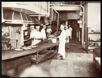 Kokke arbejder i køkkenet på Waldorf Astoria Hotel på 34th Street og 5th Avenue, New York, 1903 eller 1904 (sølv gelatinetryk)