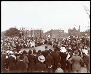 Publikum ser på en polevolutter på Hudson Bank Gymnasium and Playground, 53rd Street og 11th Avenue, New York, 1898 (sølv gelatinetryk)