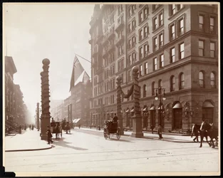 Dekorationer til Dewey Parade på Waldorf Astoria Hotel, 33rd Street og 5th Avenue, New York, 1899 (sølv gelatinetryk)