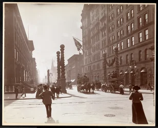 Dekorationer til Dewey Parade foran Waldorf Astoria Hotel på 33rd Street og 5th Avenue, New York, 1899 (sølv gelatinetryk)