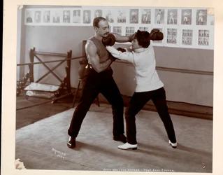 Edna Wallace Hopper poserede i en boksering med Jack Cooper på hans gymnastiksal på Broadway og 37th Street, New York, 1899 (sølv gelatinetryk)