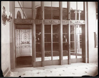 Elevatorer på Ritz-Carlton Hotel, 1910 eller 1911 (sølv gelatinetryk)