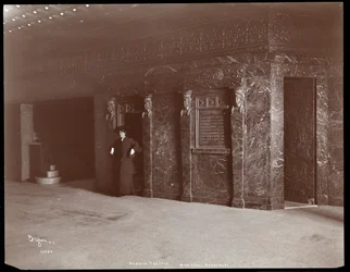 Ethel Barrymore i Hudson Theatre-lobbyen i New York, 1903 (sølv gelatinetryk)