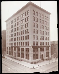 Udvendigt billede af Parke, Davis und Co. bygningen, Hudson und Vestry Streets, New York, 1910 (sølv gelatinetryk)
