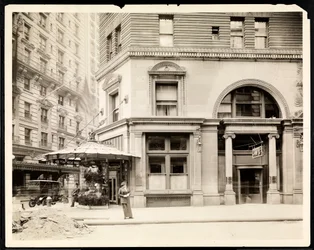 Blomsterstand og indgang til Hotel Imperial Cafe på Broadway og 32nd Street, New York, ca. 1905 (sølv gelatinetryk)