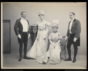 Gruppeportræt af Sydney Dillon Ripley med tre andre ved James Hazen Hyde Ball, New York, 31. januar 1905 (sølv gelatinetryk)