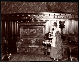 Gæster, der tager te på Hotel Marie Antoinette, 1895 eller 1896 (sølv gelatinetryk)
