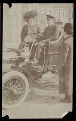 Hattie Williams siddende med chauffør i en af New York Citys første biler, New York, 1890-1910 (sølv gelatinetryk)