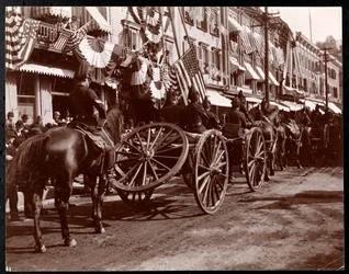 Hestetrukket artilleri på parade ved Dobbs Ferry, New York, 1898 (sølv gelatinetryk)
