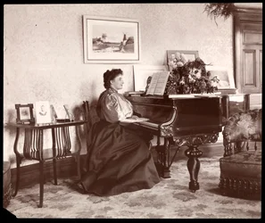 Madame Frances Saville at Home, 1895 (sølv gelatinetryk)