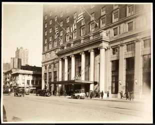 Hovedindgangen til Hotel Pennsylvania, 7th Avenue og 32nd Street, New York, 1919 (sølv gelatinetryk)