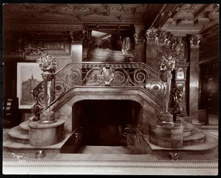 Hovedtrappen i lobbyen på Hotel Imperial, 1904 (sølvgelatineprint)