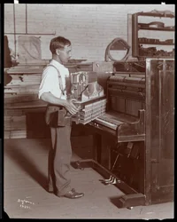 Mand, der arbejder i Hardman, Peck und Co. klaverfabrikken, New York, 1907 (sølv gelatinetryk)