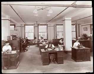Mænd og kvinder i et åbent kontor i Parke, Davis und Co., kemikere, Hudson und Vestry Streets, New York, 1910 (sølv gelatinetryk)